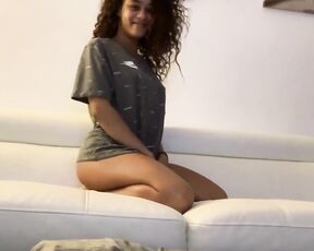 Junges interrassisches amateur paare fickt gut auf der weißen Sofa