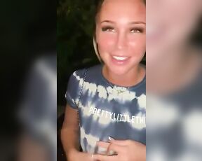 Supersüße Amateurblondine bietet einem Schwarzen einen Blasen an