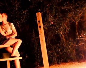 Junges amateur paare fickt draußen am Lagerfeuer