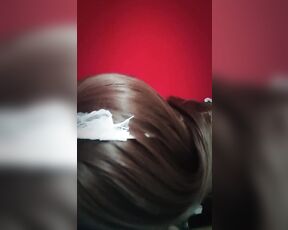 Leidenschaftliche Freundin lutscht vor der Kamera den Schwanz