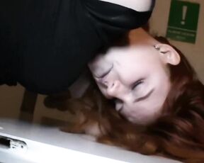 Heißes rothaariges Mädchen zum ersten Mal Analsex