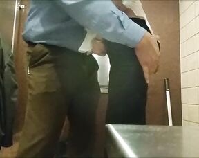 Hervorragende reife Frau trifft ihren Chef auf der Toilette zum schnellen Geschlechtsverkehr