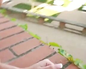 Sex mit Frau an einem öffentlichen Ort mit Passanten