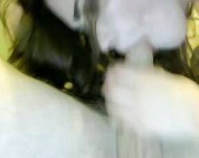 Atemberaubendes Mädchen macht Oralsex in Nahaufnahme und schluckt Sperma