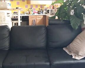 Asiatische Ehefrau gibt ihrem weißen Freund einen tollen Blasen und schluckt Sperma