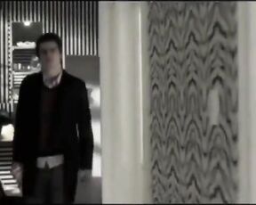 Wunderschöne Blondine Frau hat draußen im Garten einen intensiven Orgasmus