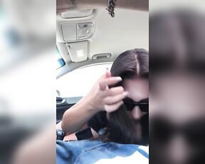Teenie-Freundin lutscht Schwanz während er Auto fährt