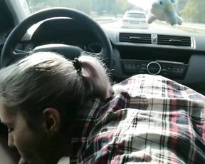 Schlampenfrau schluckt beim Autofahren Sperma von einem Fremden