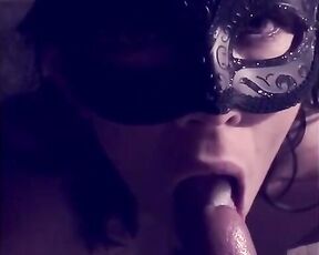 Großer Abspritzen in Zeitlupe in den Mund der Frau