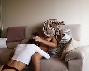 Fittes Paar fickt auf der Sofa