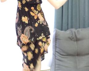 Charmante Ehefrau mit sexy Beinen neckt ihren Mann zum Geschlechtsverkehr