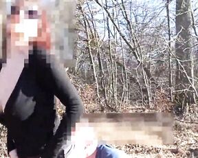 Zwei völlig Fremde machen draussen-Sex vor laufender Kamera im Wald