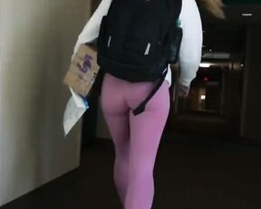 Blondine Küken mit offener Kamera enthüllt ihren sexy Körper in engen rosa Leggings