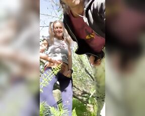 Amateur Paare wandert und hat draußen im Wald Sex