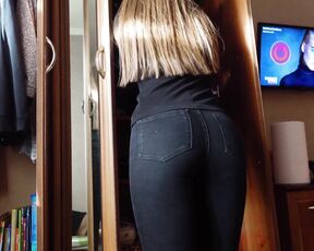 Eine schlanke Freundin hat zu Hause Oralsex und Analsex