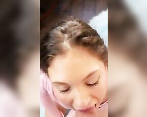 Sie saugt so gut dass er schnell mit Sperma in ihrem Mund fertig wird