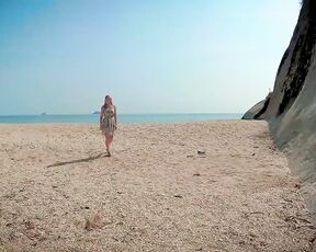 Geile Blondine macht Sex am Strand
