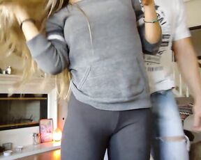 Gut trainierte Blondine bei einem schnellen Fick am Morgen auf der Sofa