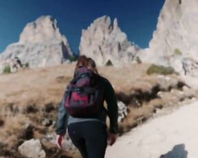 Wanderer gehen in den Bergen spazieren und machen einen schnellen Fick im Wald