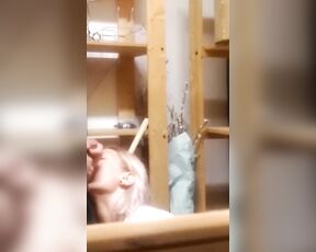 Schneller Oralsex und Sperma im Mund mit einer hübschen Kollegin