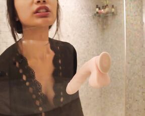 Wunderschöne asiatische Frau die mit ihrem Spielzeugdildo tief penetriert wird