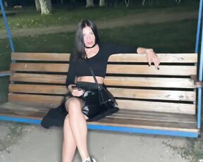 Voyeur-Paar hat nachts Sex an einem öffentlichen Ort