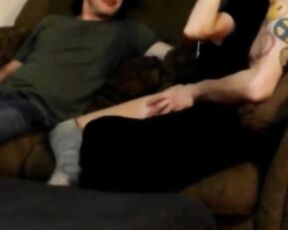 Junge Freundin mit Freund auf der Sofa bei heißem Trio-Sex geteilt