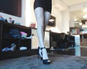 Eine wunderschöne Blondine mit langen sexy Beinen steckt sich einen Dildo in den Arsch