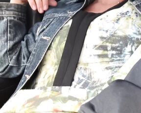 Analsex mit einer Frau im Auto an einem öffentlichen Ort