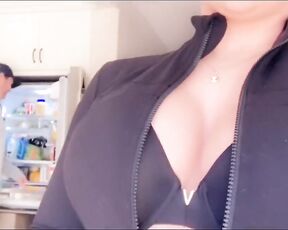 Die vollbusige Ehefrau ist ein Sexfreak der es liebt in den Schwanzen Arsch geknallt zu werden