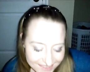 Mädchen ist eine sichere Hüterin wie sie den Kehlenfick macht und das Sperma isst