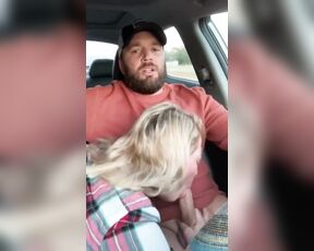 Atemberaubende Blondine Ehefrau gibt ihrem Mann beim Autofahren einen Blasen