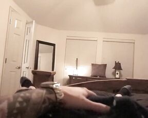 Er bittet seinen Mitbewohner um einen schnellen Gefallen ihm den Schwanz zu blasen