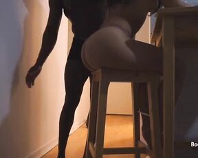 Molliges Mädchen mit Schwanzem Hintern wird von BBC auf Küchenstuhl in den Arsch gefickt