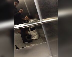 Der Typ bekommt in einem öffentlichen Fahrstuhl einen Gratis-Blasen