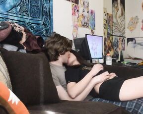 Junges amateur paare fickt auf der Sofa bevor die Eltern nach Hause kommen