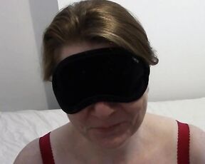 Frau mit verbundenen Augen wurde dazu gebracht den Schwanz ihres Mannes und Freundes zu lutschen