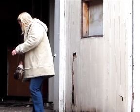 Billige weiße Prostituierte wird ohne Sattel von einem fetten schwarzen Kunden in der Öffentlichkeit gefickt