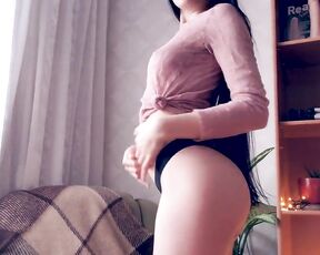 Amateurbrünette mit langen Haaren neckt ihren Mann vor dem Sex