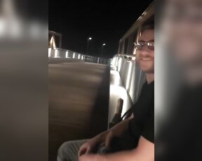 Riskanter Amateur-Oralsex an einem echten öffentlichen Ort