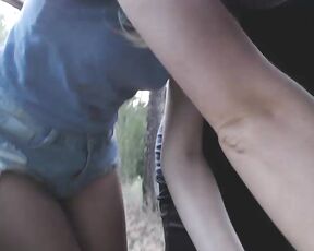 Perverses Paar filmt vor der Kamera einen schnellen Oralsex im Wald