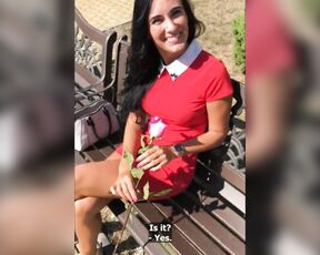 Er lädt eine wunderschöne reife Brünette zum Sex im öffentlichen SPA ein