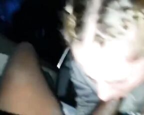 Schöne Blondine Amateurin macht im Auto Oralsex mit einem großen schwarzen Schwanz