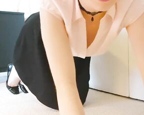 Junges geiles Mädchen liebt es ihre Muschi mit einem Dildo zu penetrieren