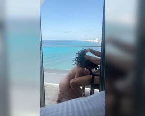 Blasen auf dem Balkon mit Blick auf das wunderschöne Meer