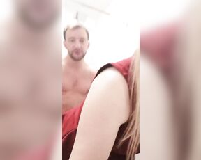 Blondine Ehefrau hat Spaß in Nahaufnahme und hat einen Schwanz im Mund