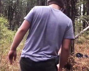 Schöne brünette Freundin hat Oralsex und Geschlechtsverkehr im Wald