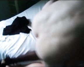 Freundin hämmert ihre feine Muschi