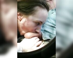 Älterer Mann bekommt schnellen Blasen im Auto von jungem Nuttenmädchen