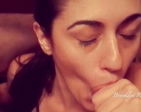 MMF-Hottie mit Freund bei heißem Schwingen-Dreier-Sex geteilt